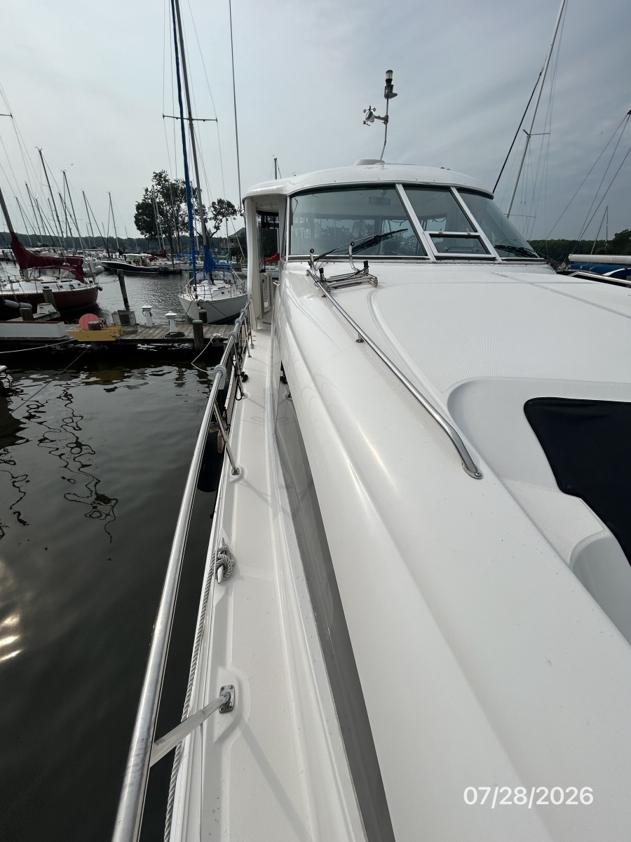 40' Sea Ray starboard side deck2