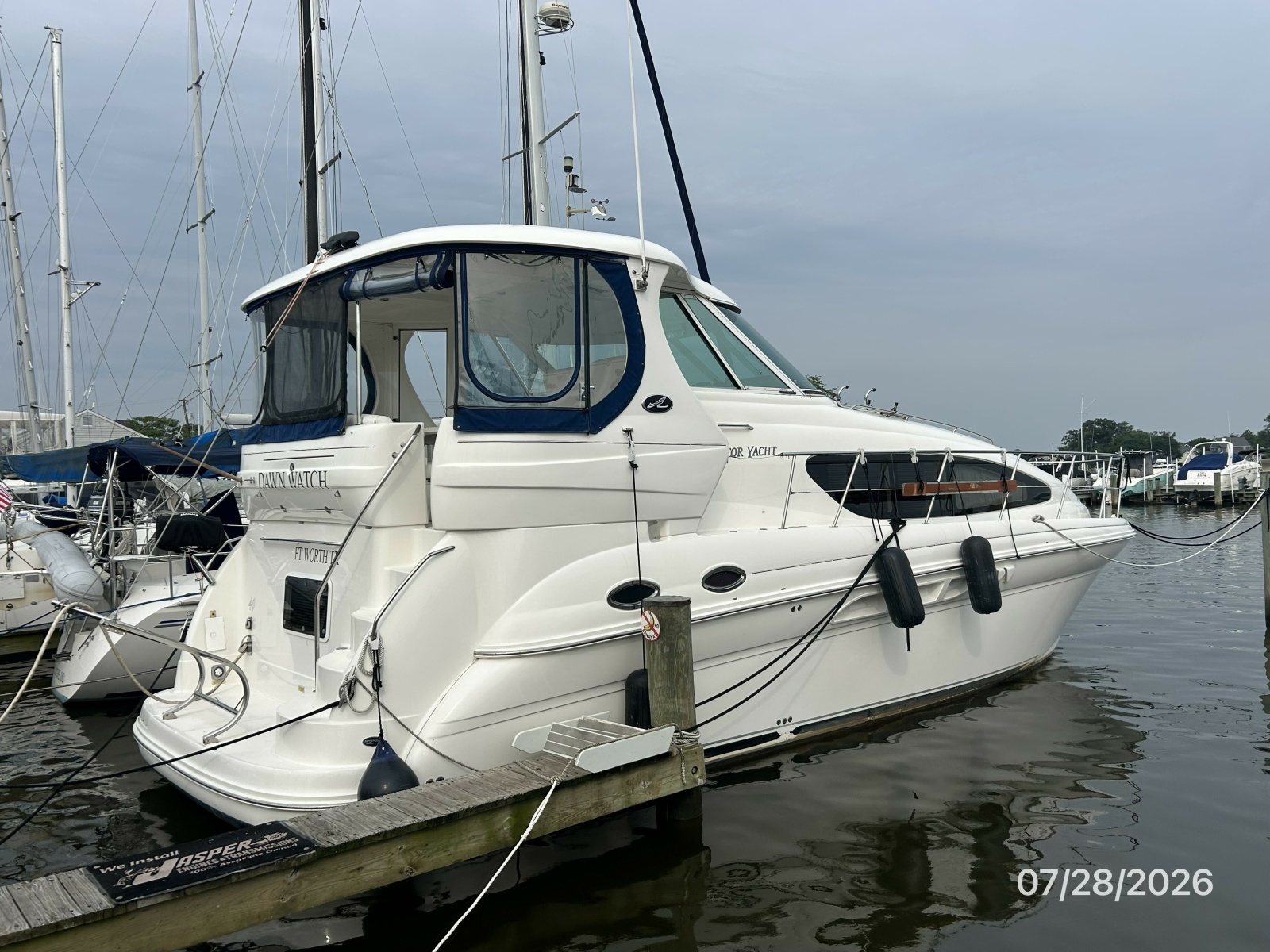 40' Sea Ray starboard aft profile