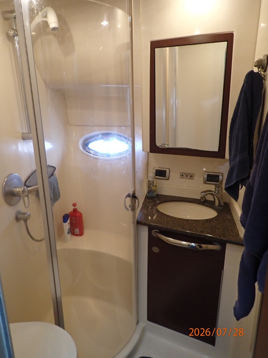 40' Sea Ray guest stateroom head