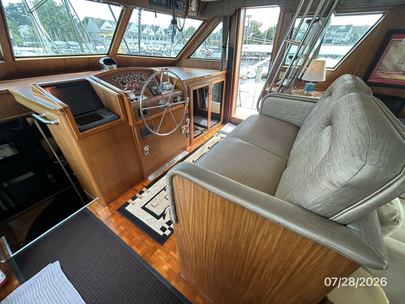 54' Hatteras pilothouse helm1