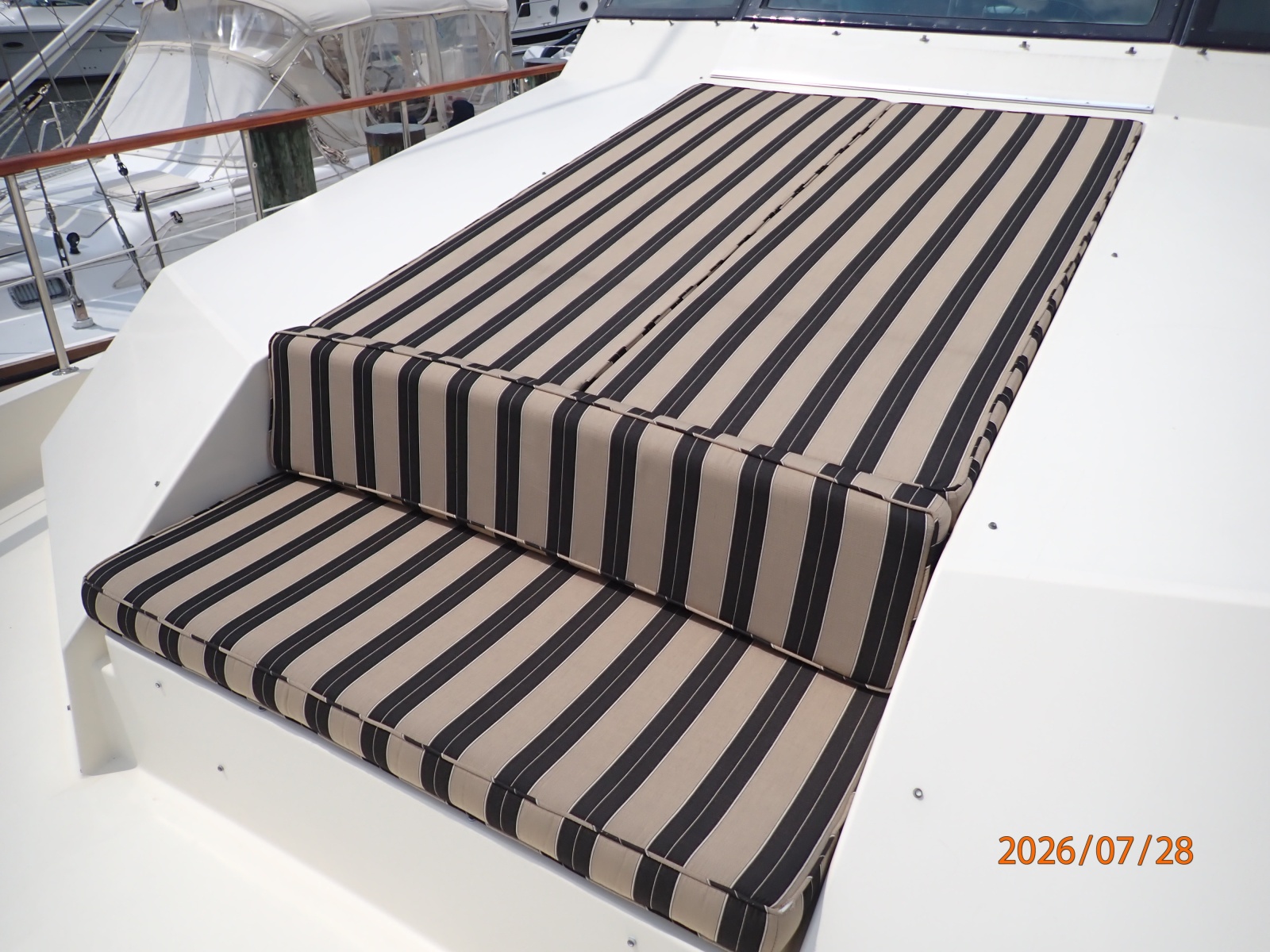 54' Hatteras foredeck seating-sunpad