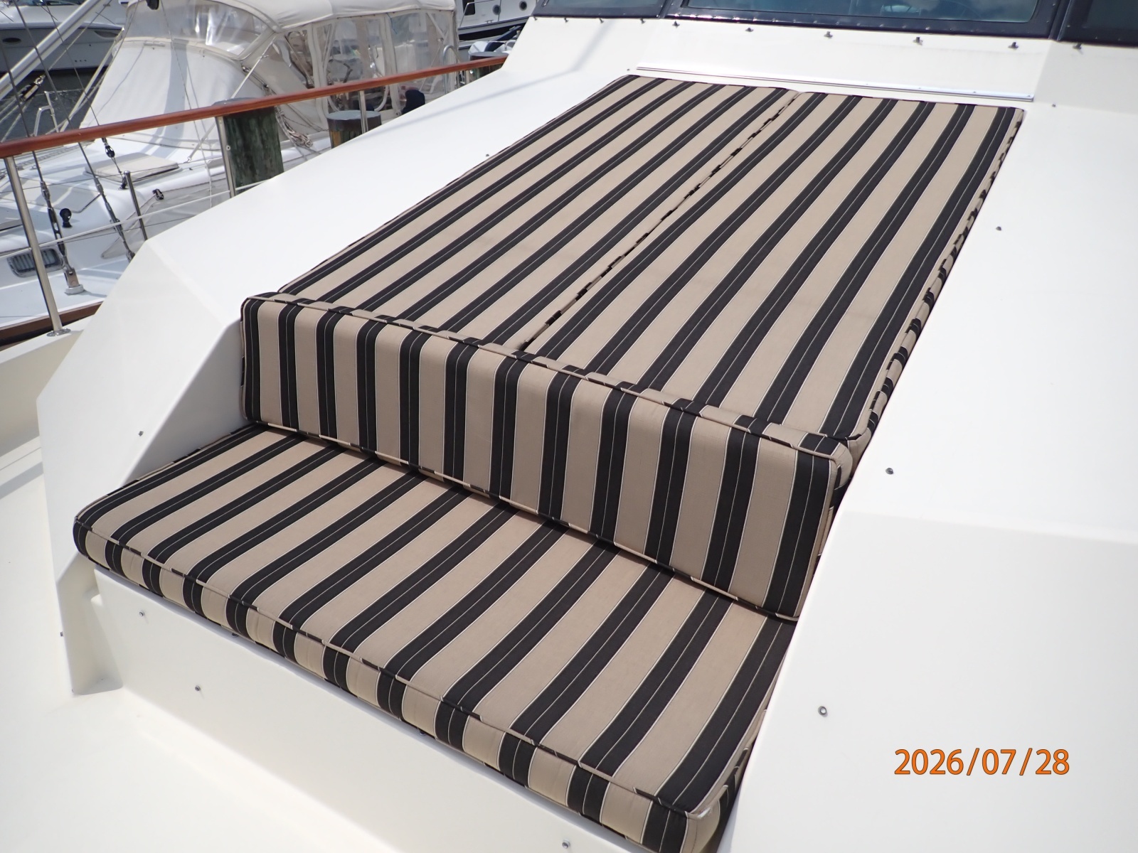 54' Hatteras foredeck seating-sunpad