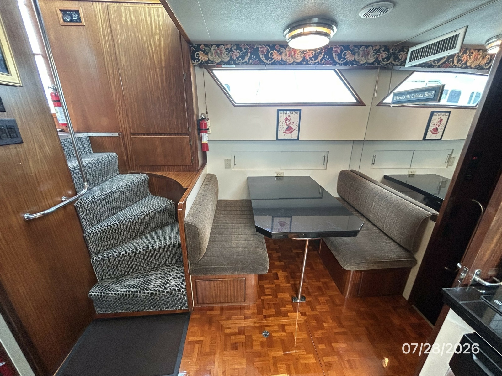 54' Hatteras dinette