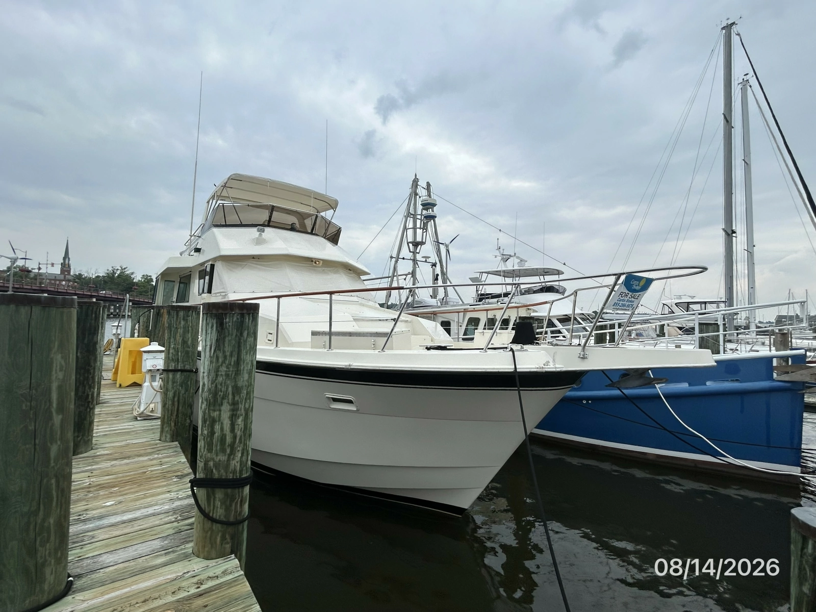54' Hatteras starboard forward profile