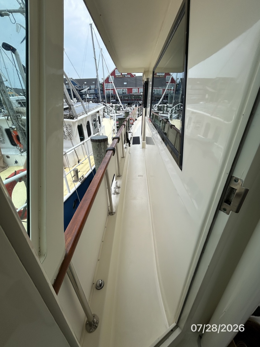 54' Hatteras port side deck2