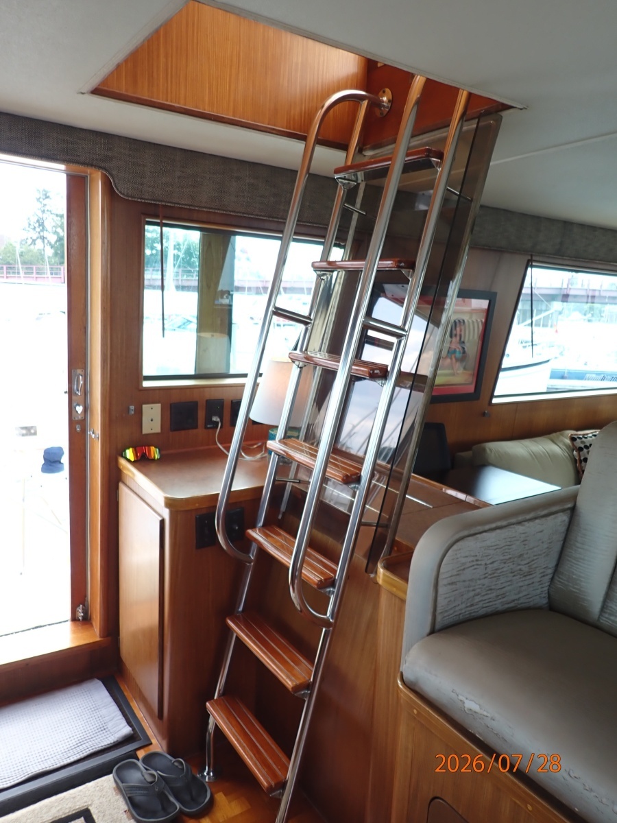 54' Hatteras pilothouse-flybridge ladder