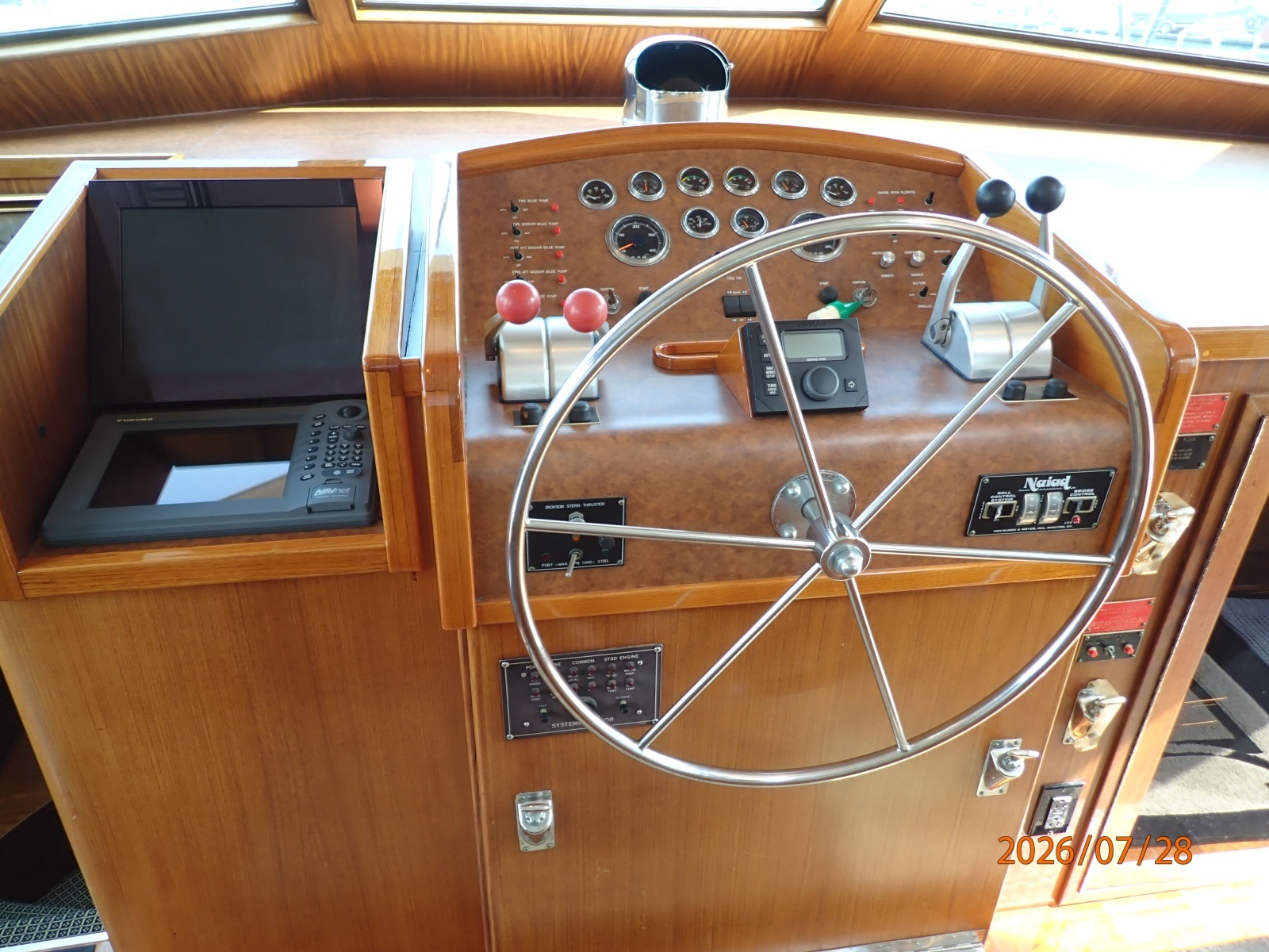 54' Hatteras pilothouse helm2
