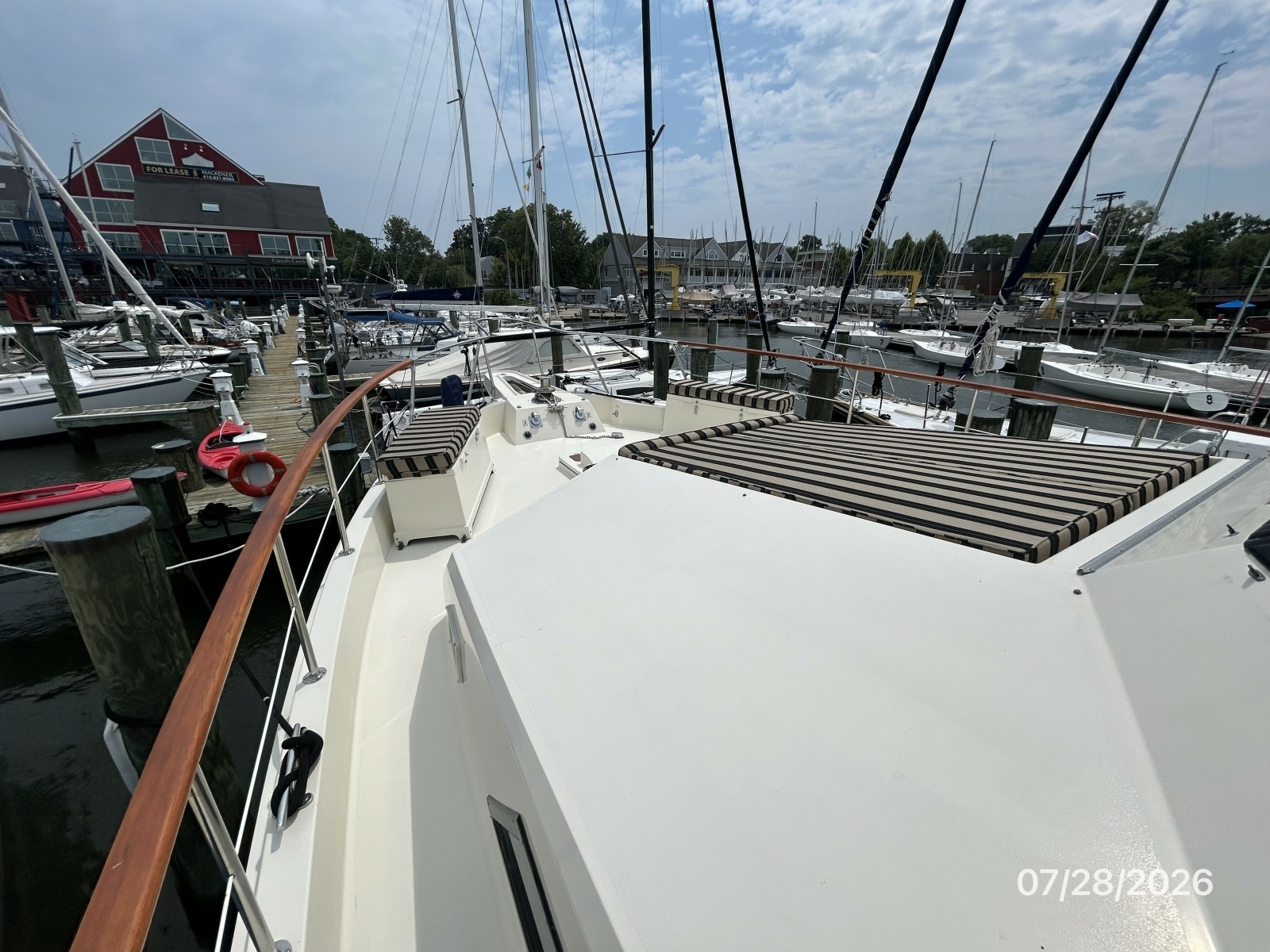 54' Hatteras foredeck1