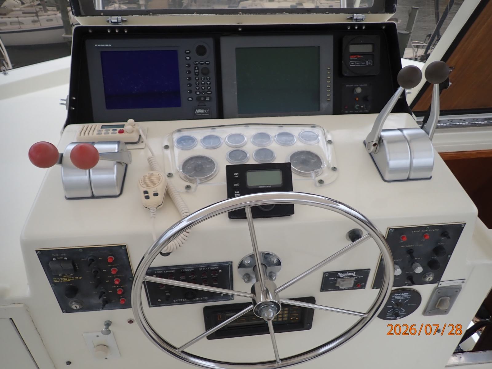 54' Hatteras flybridge helm2