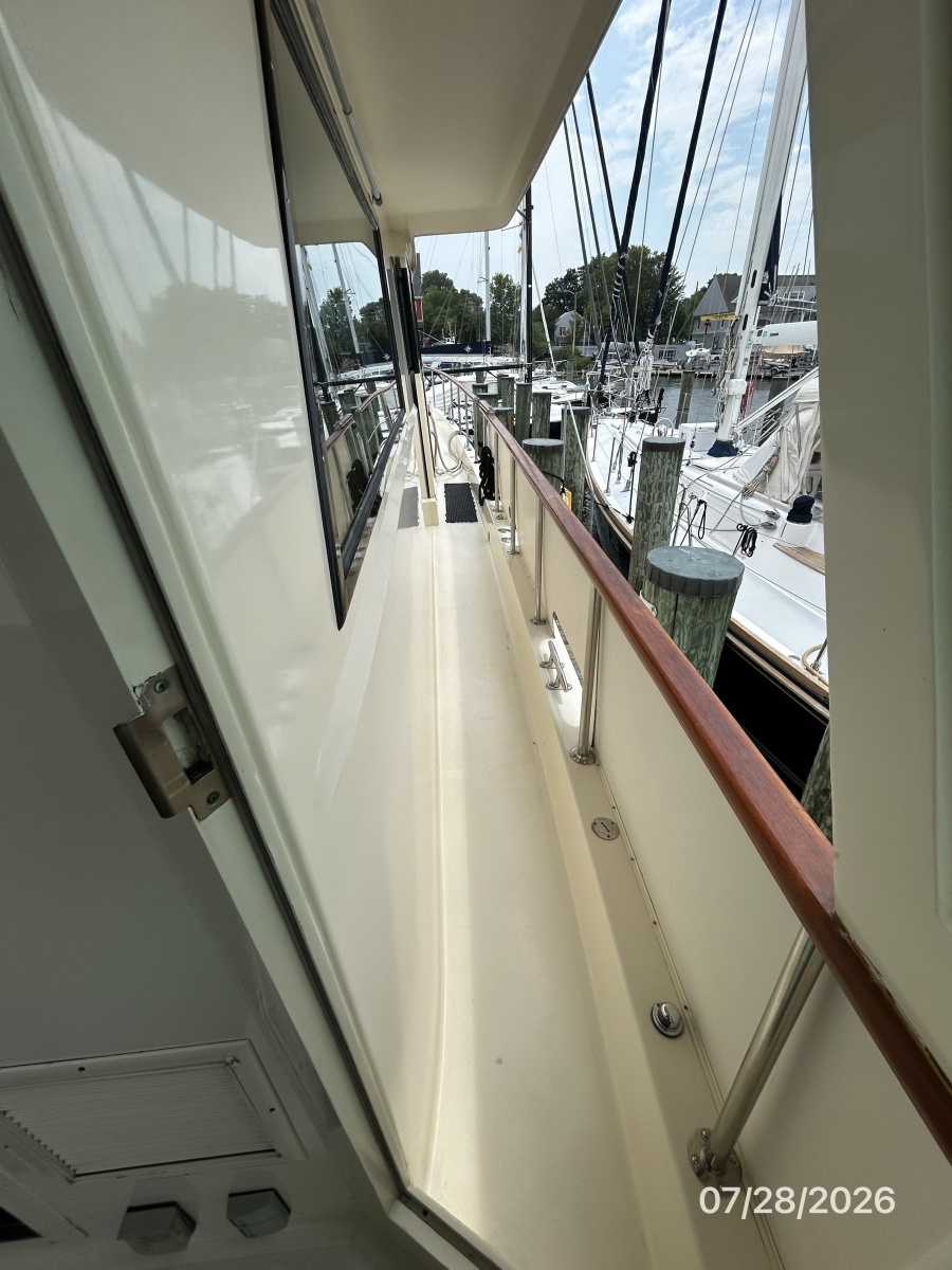 54' Hatteras starboard side deck2