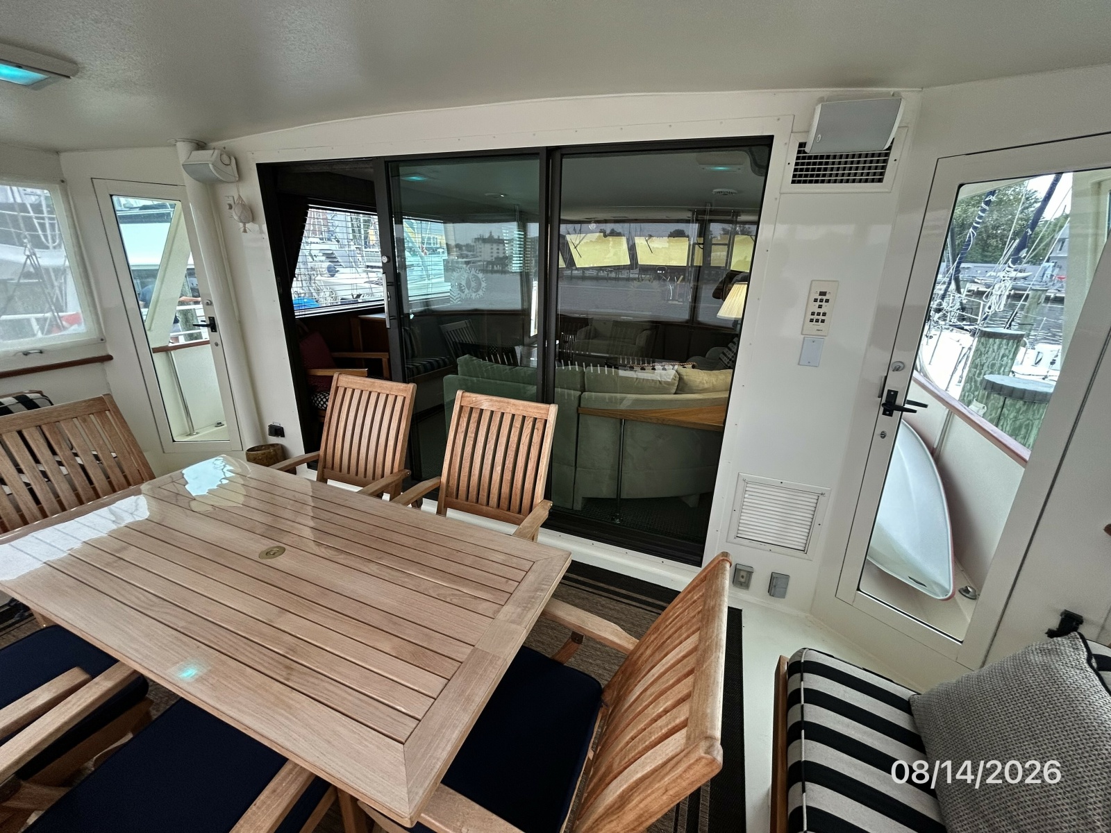 54' Hatteras aftdeck forward2