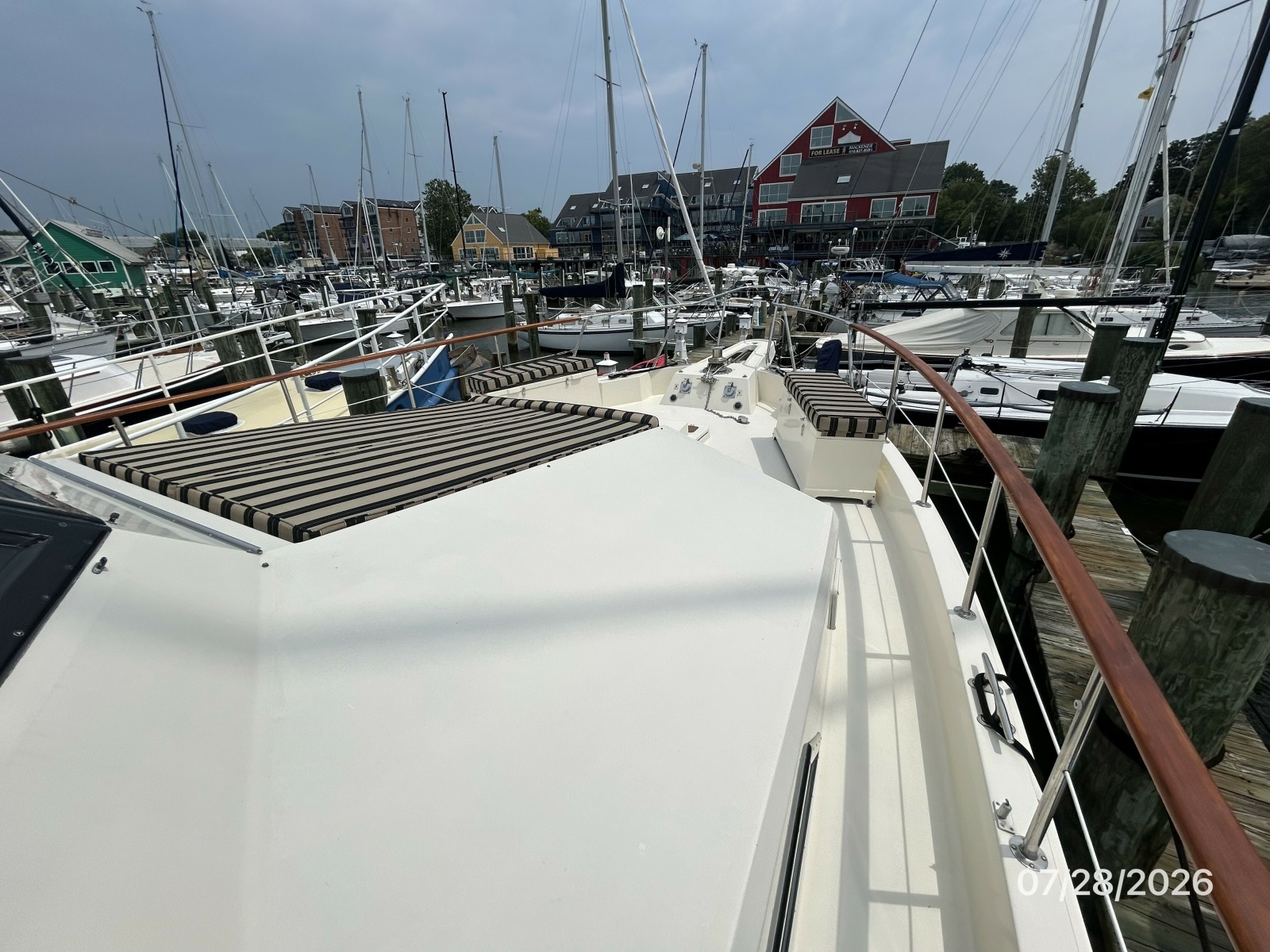 54' Hatteras foredeck2