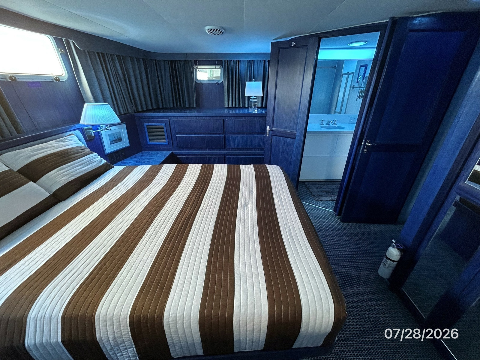 54' Hatteras master stateroom port