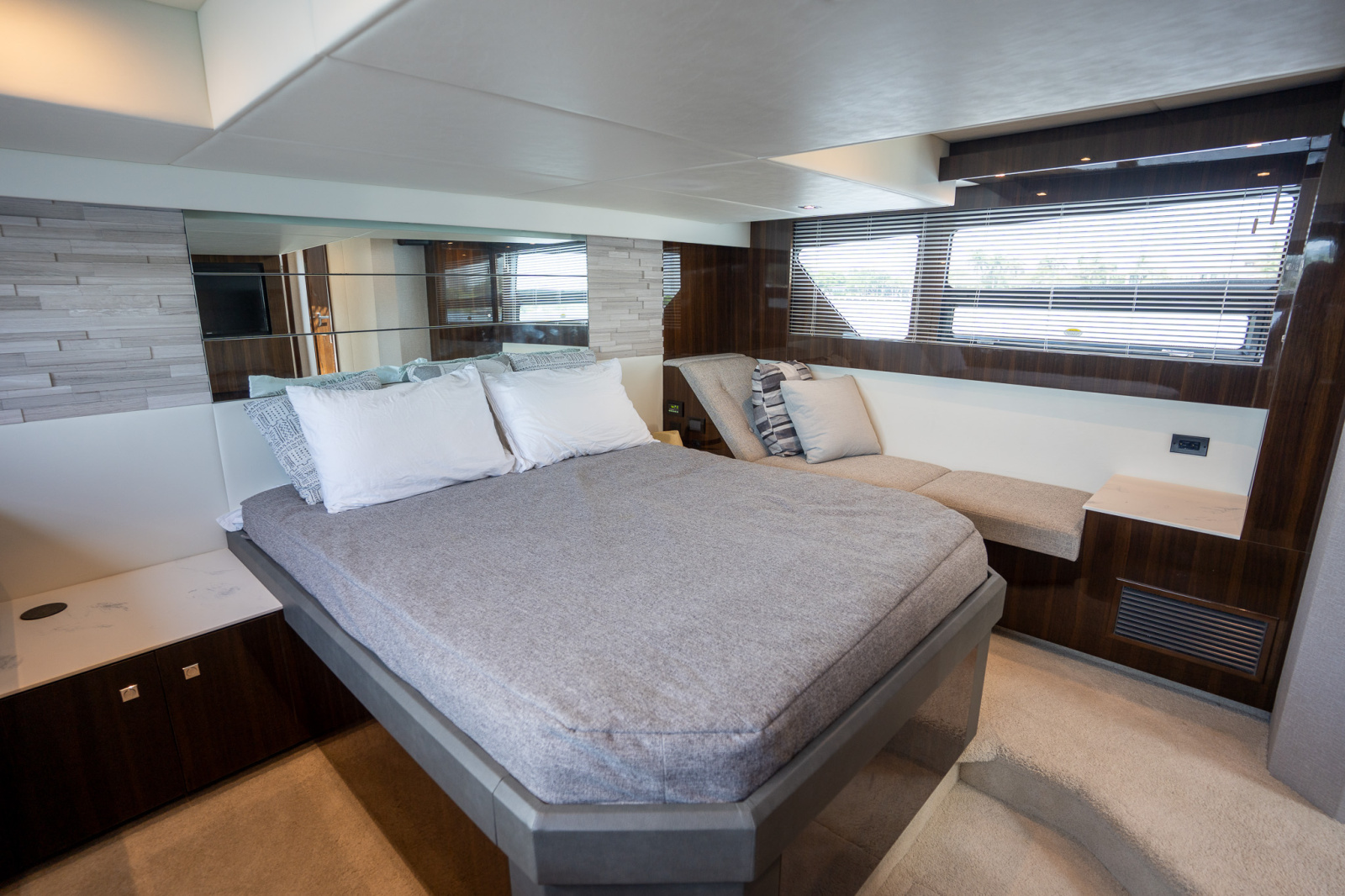 2023 Cruisers Yachts 50 C