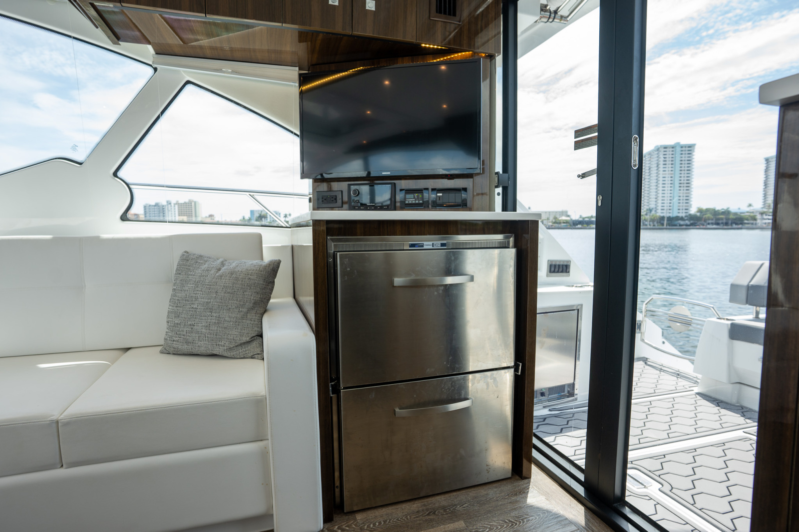 2023 Cruisers Yachts 50 C
