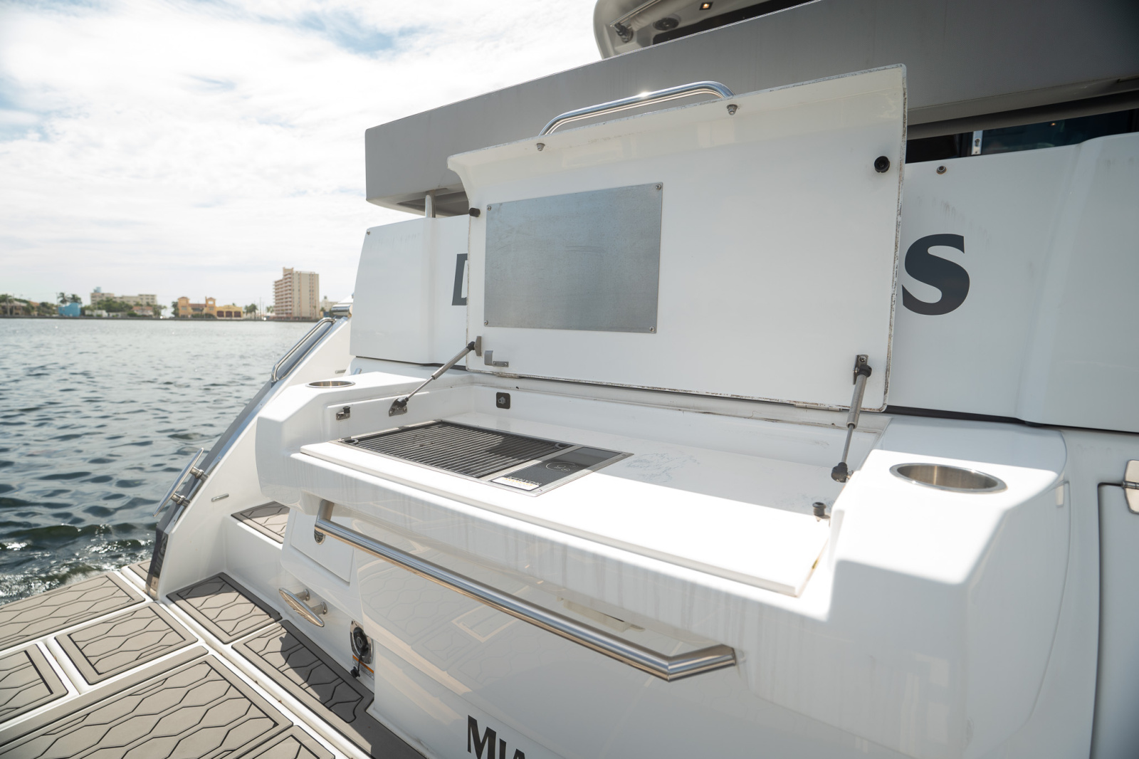 2023 Cruisers Yachts 50 C