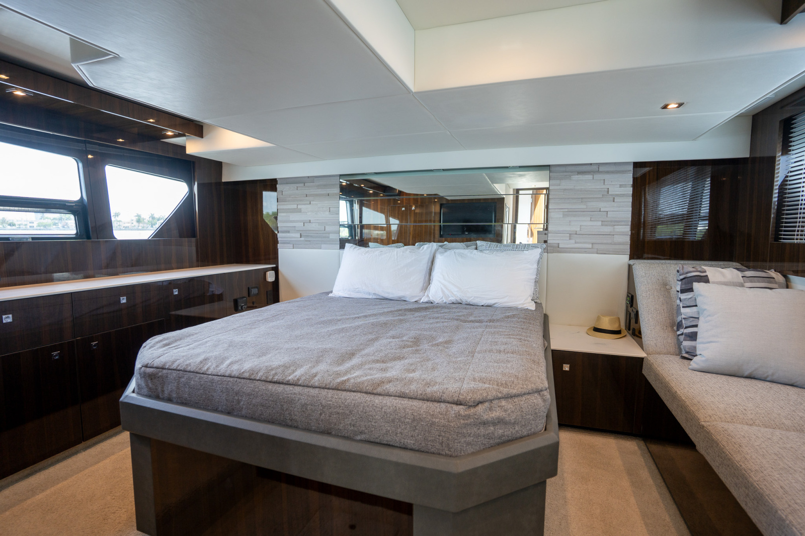 2023 Cruisers Yachts 50 C