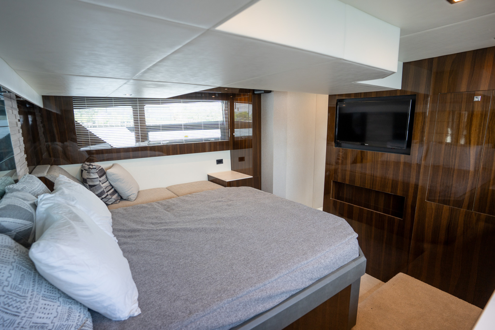 2023 Cruisers Yachts 50 C