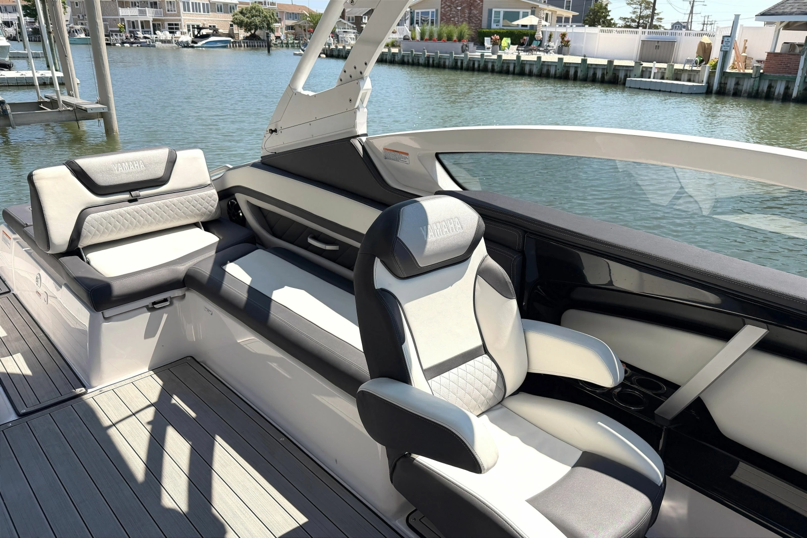 2023 Yamaha Boats 275SE