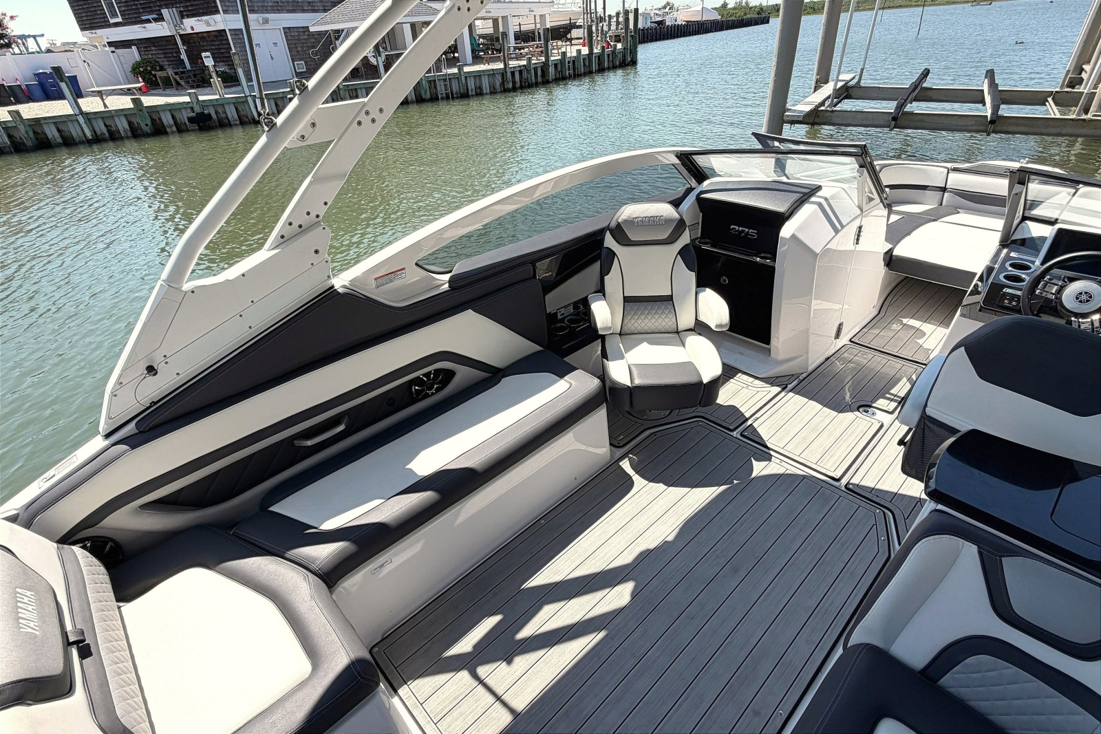 2023 Yamaha Boats 275SE