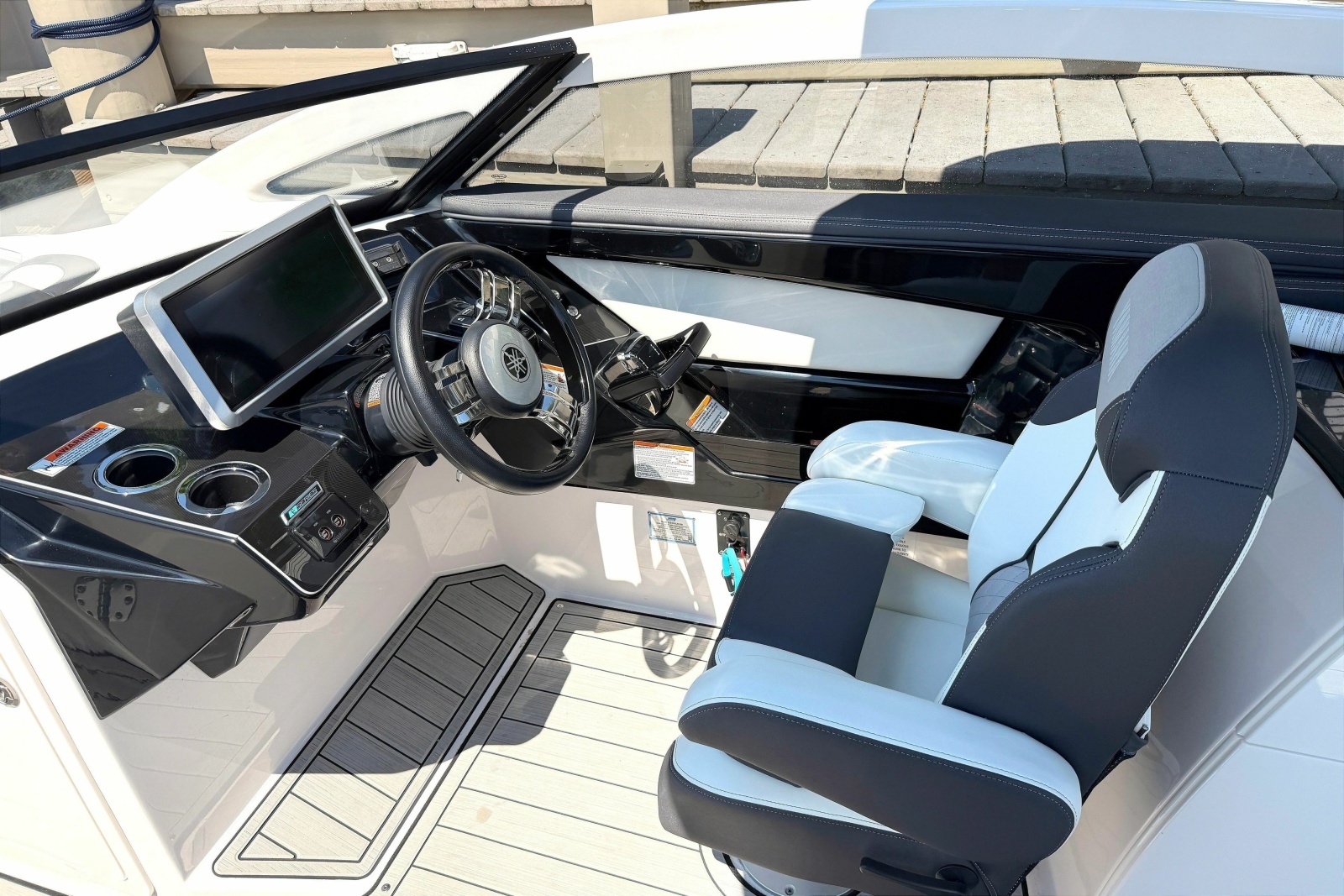 2023 Yamaha Boats 275SE