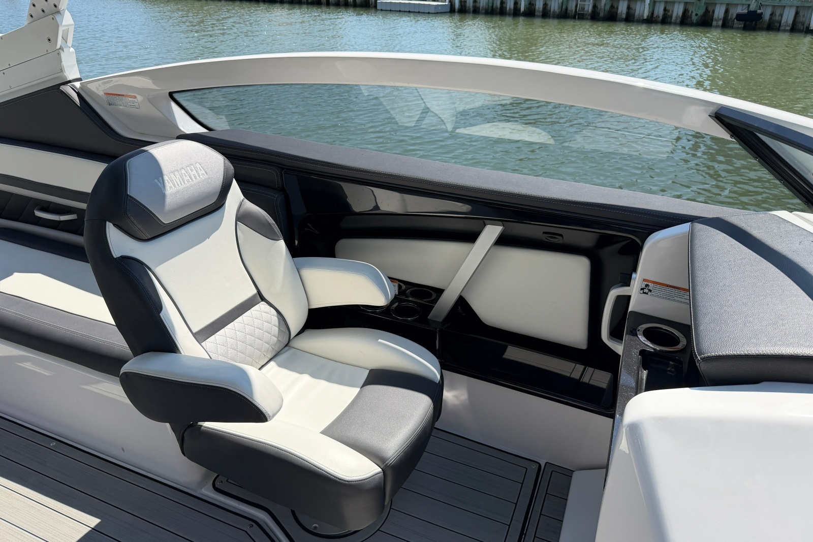2023 Yamaha Boats 275SE