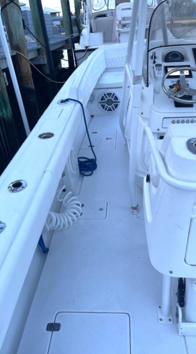 2002 Intrepid 323 Cuddy