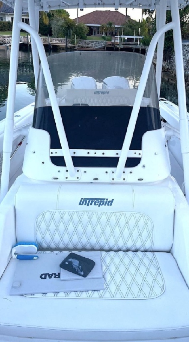 2002 Intrepid 323 Cuddy