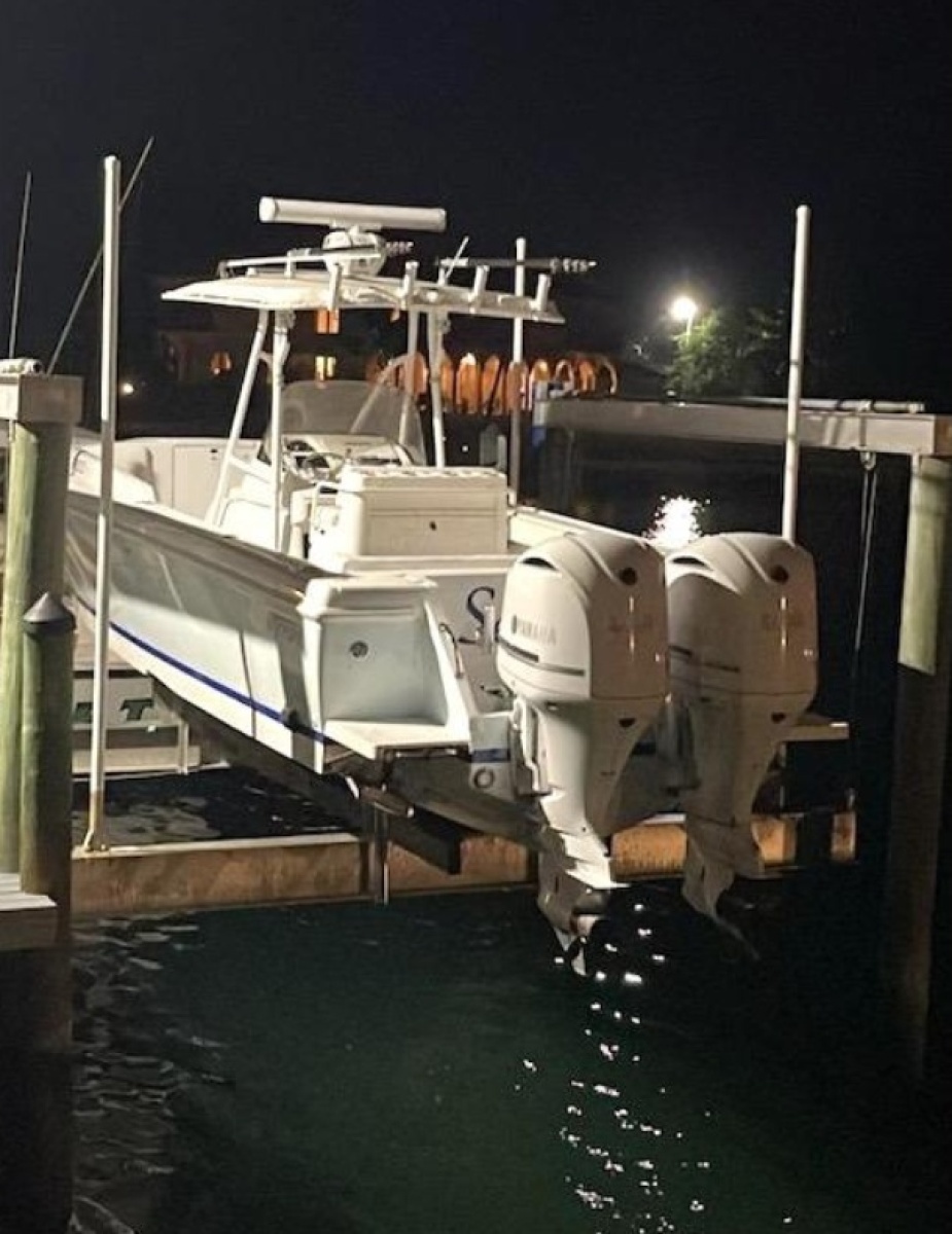 2002 Intrepid 323 Cuddy