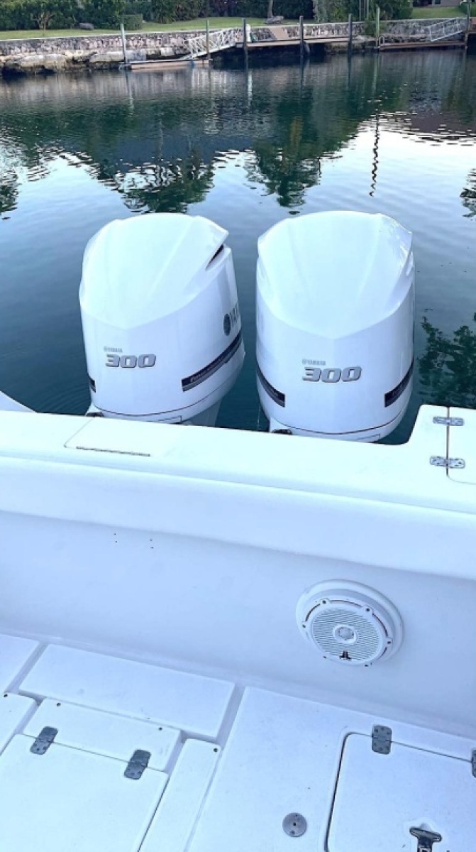 2002 Intrepid 323 Cuddy