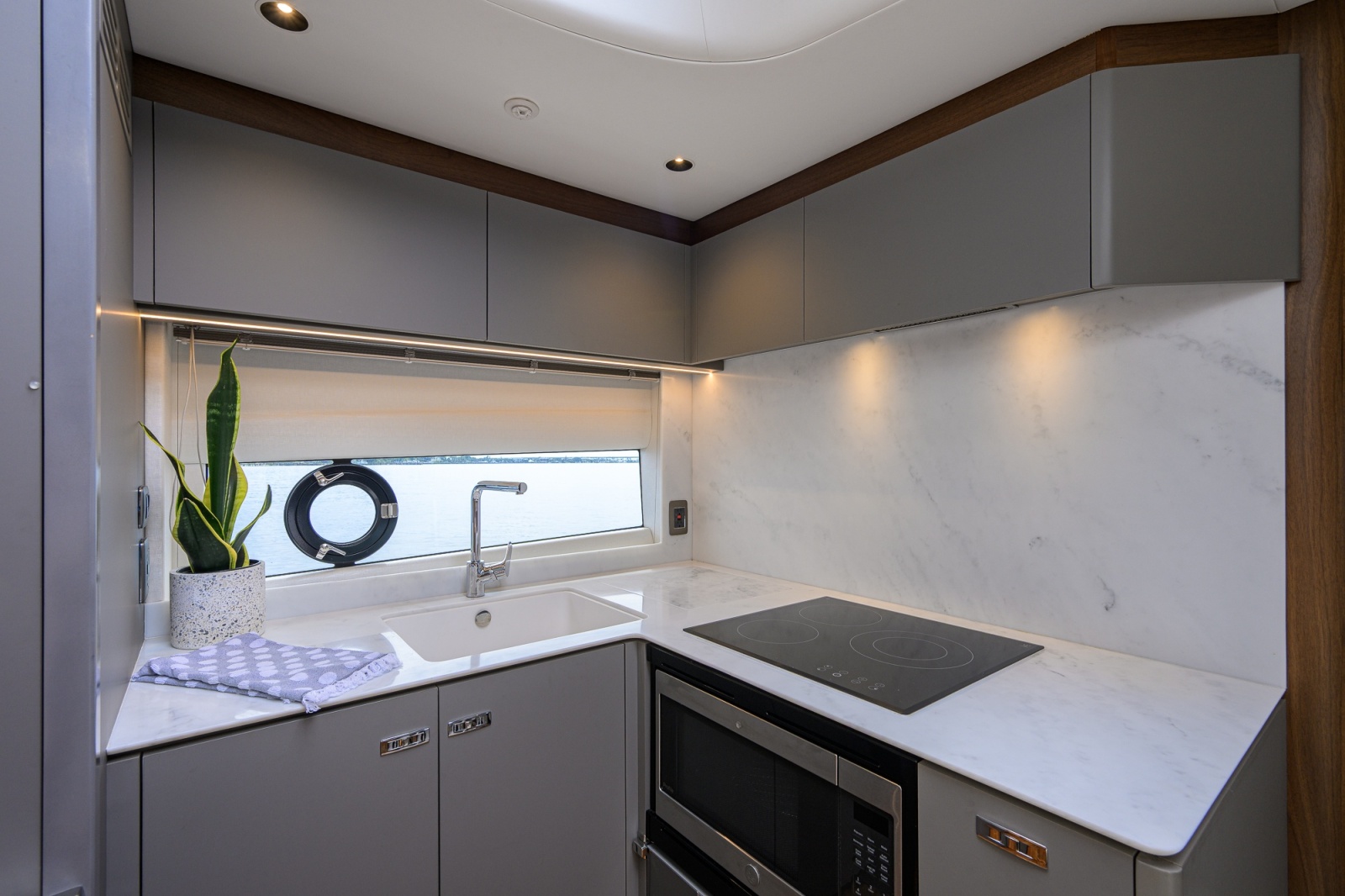 Princess 50 - Crown - Galley