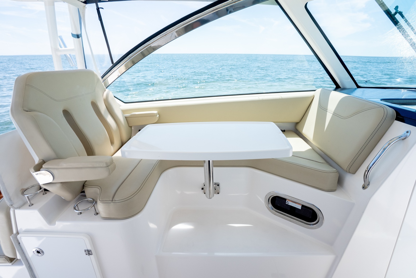 2018 Pursuit 325 DC