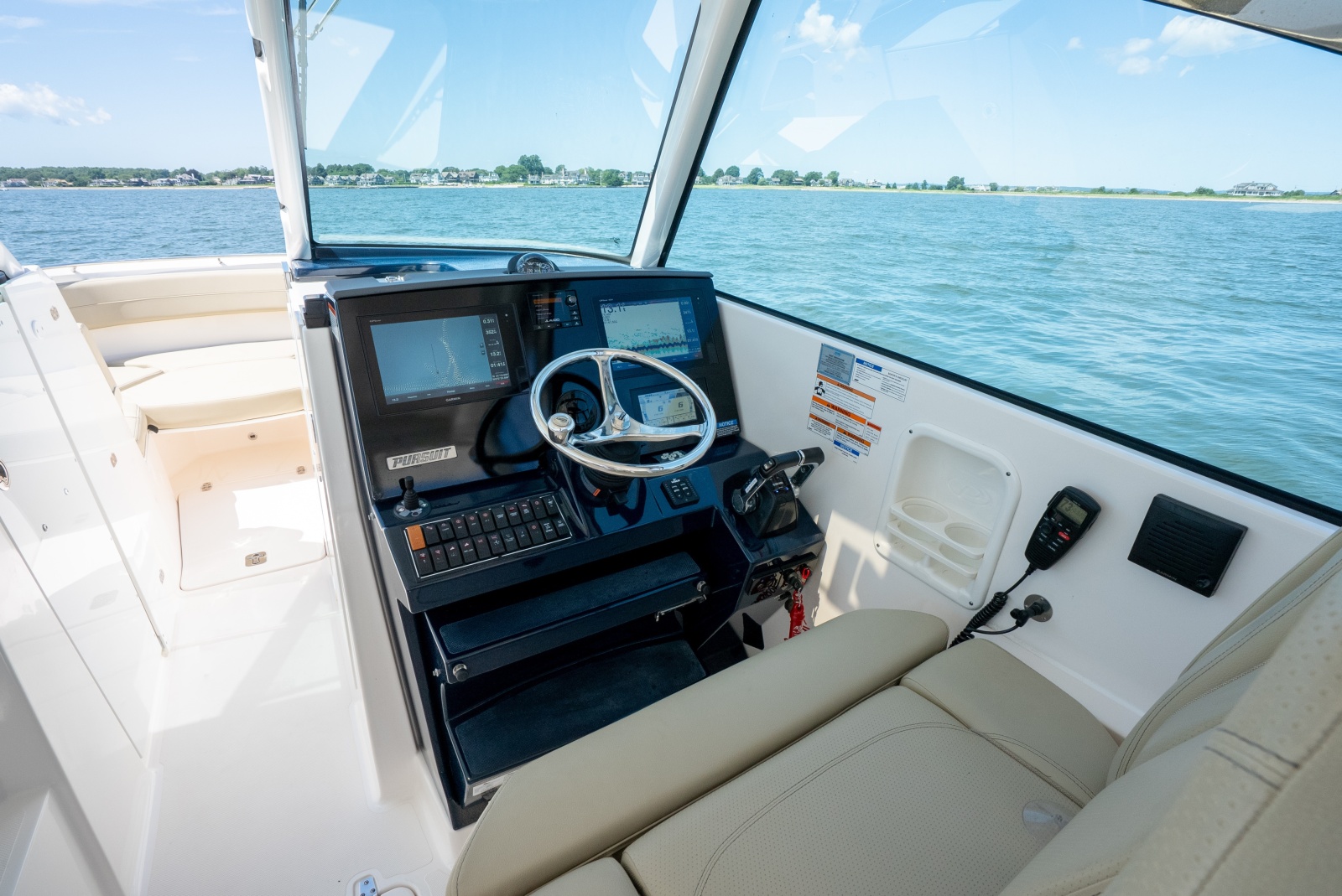 2018 Pursuit 325 DC