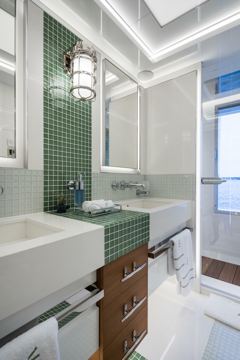 Main Deck Guest Stateroom Bath