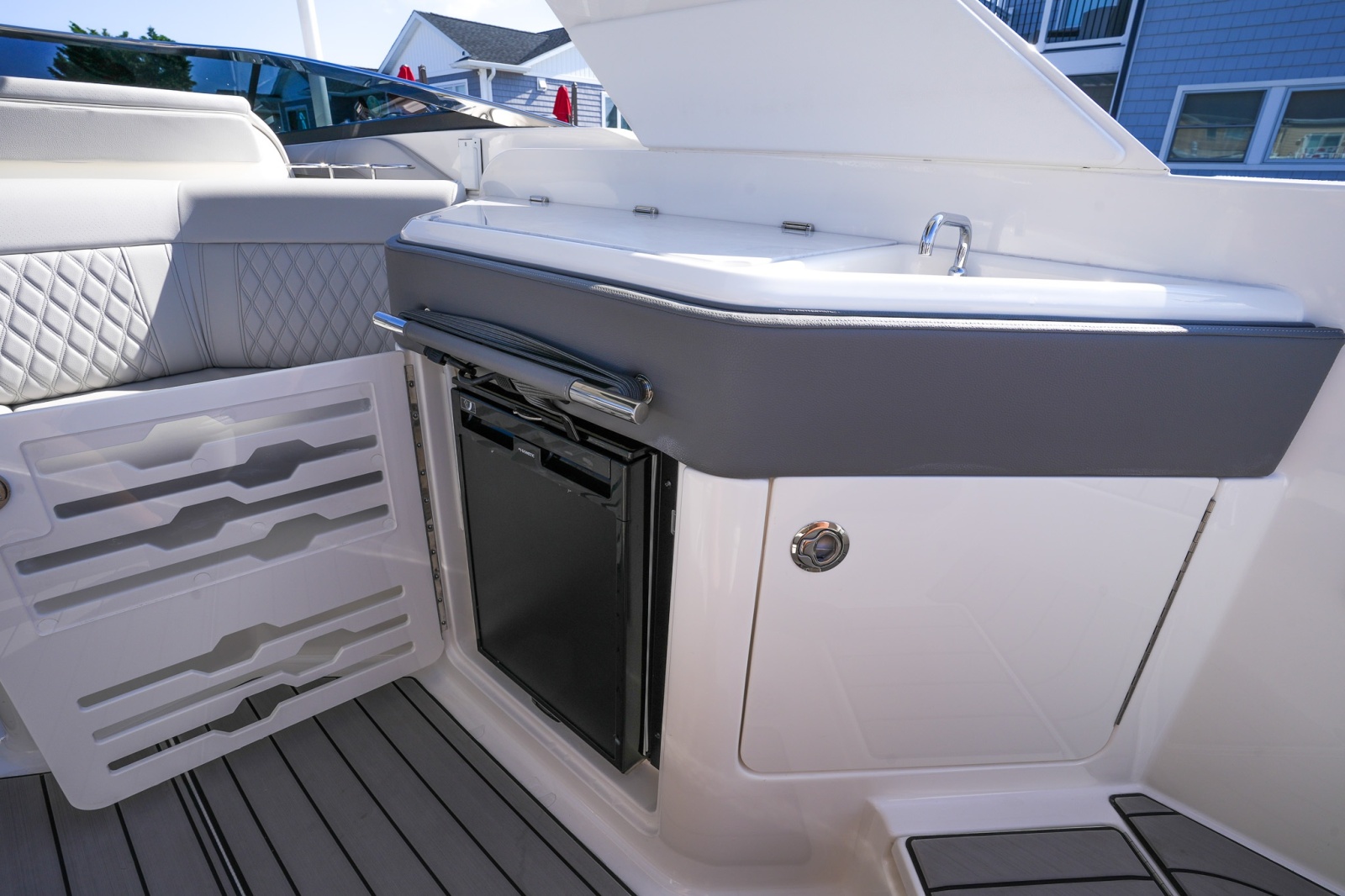 2024 Sea Ray SLX 310 Outboard