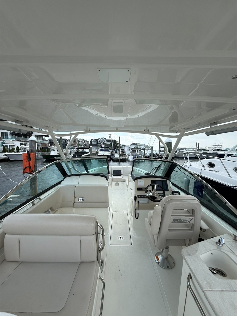 2019 Boston Whaler 270 Vantage