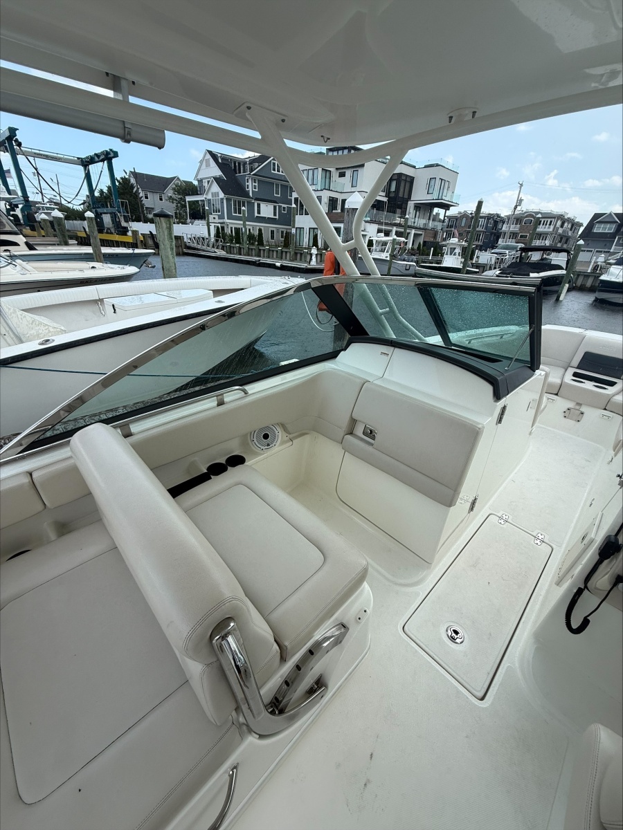 2019 Boston Whaler 270 Vantage