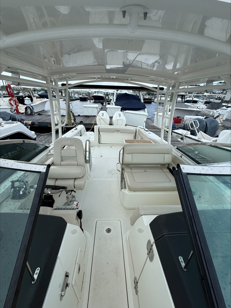 2019 Boston Whaler 270 Vantage