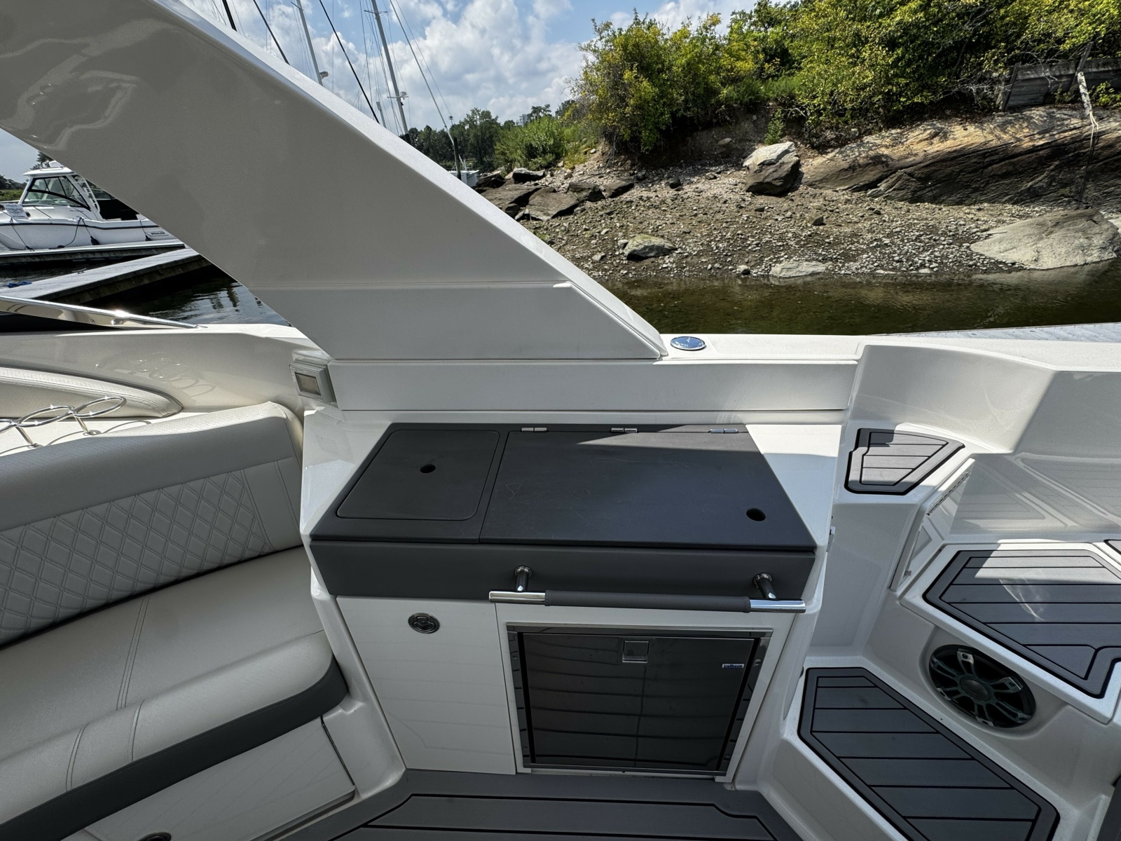 2021 Sea Ray 350 SLX