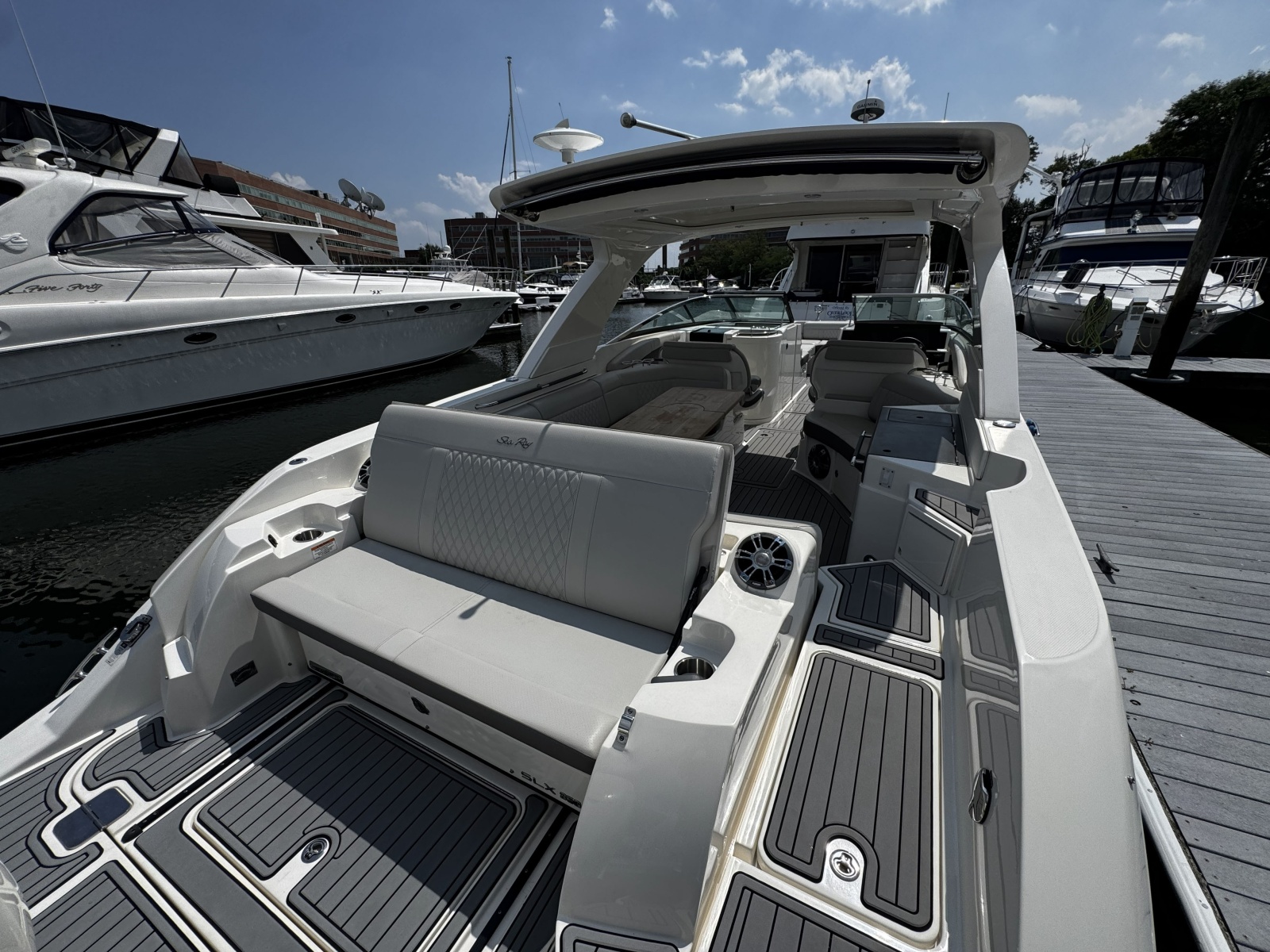 2021 Sea Ray 350 SLX