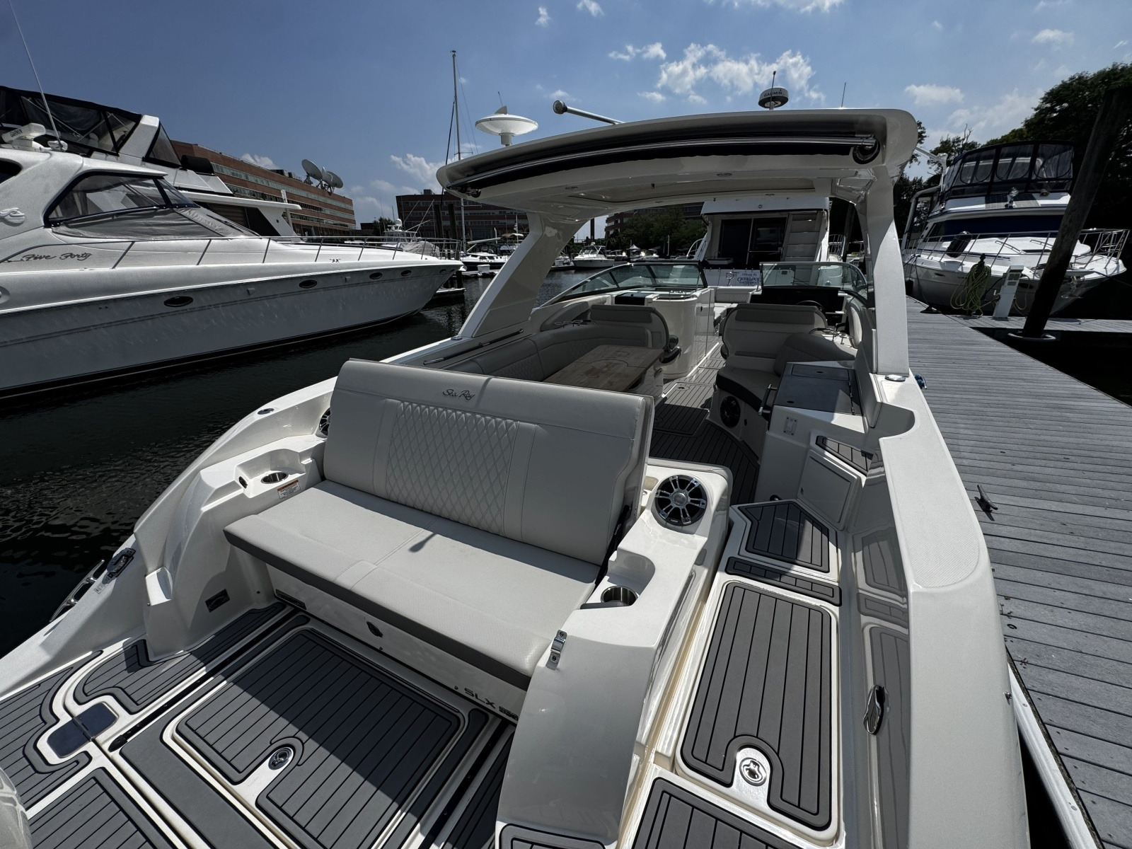 2021 Sea Ray 350 SLX