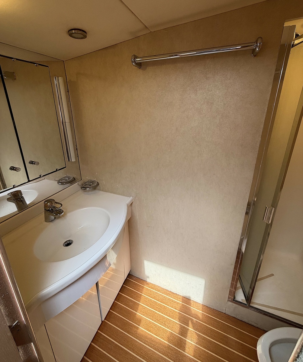 020 Lower Deck Starboard Guest Head