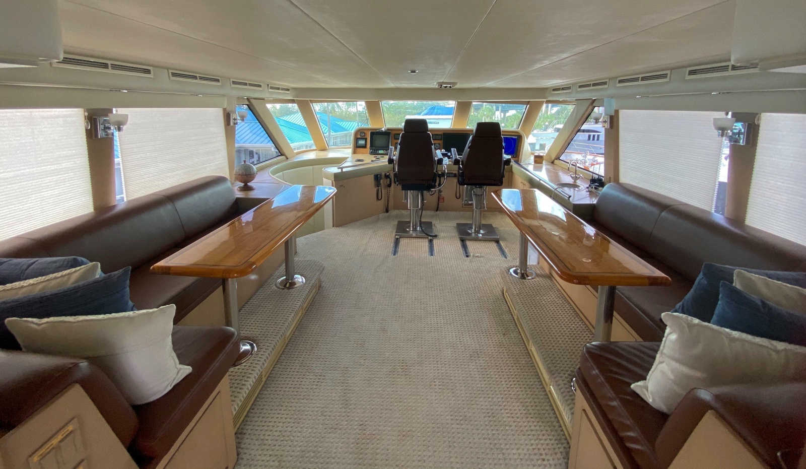 024 Bridge Deck   Skylounge Helm And Seating Area