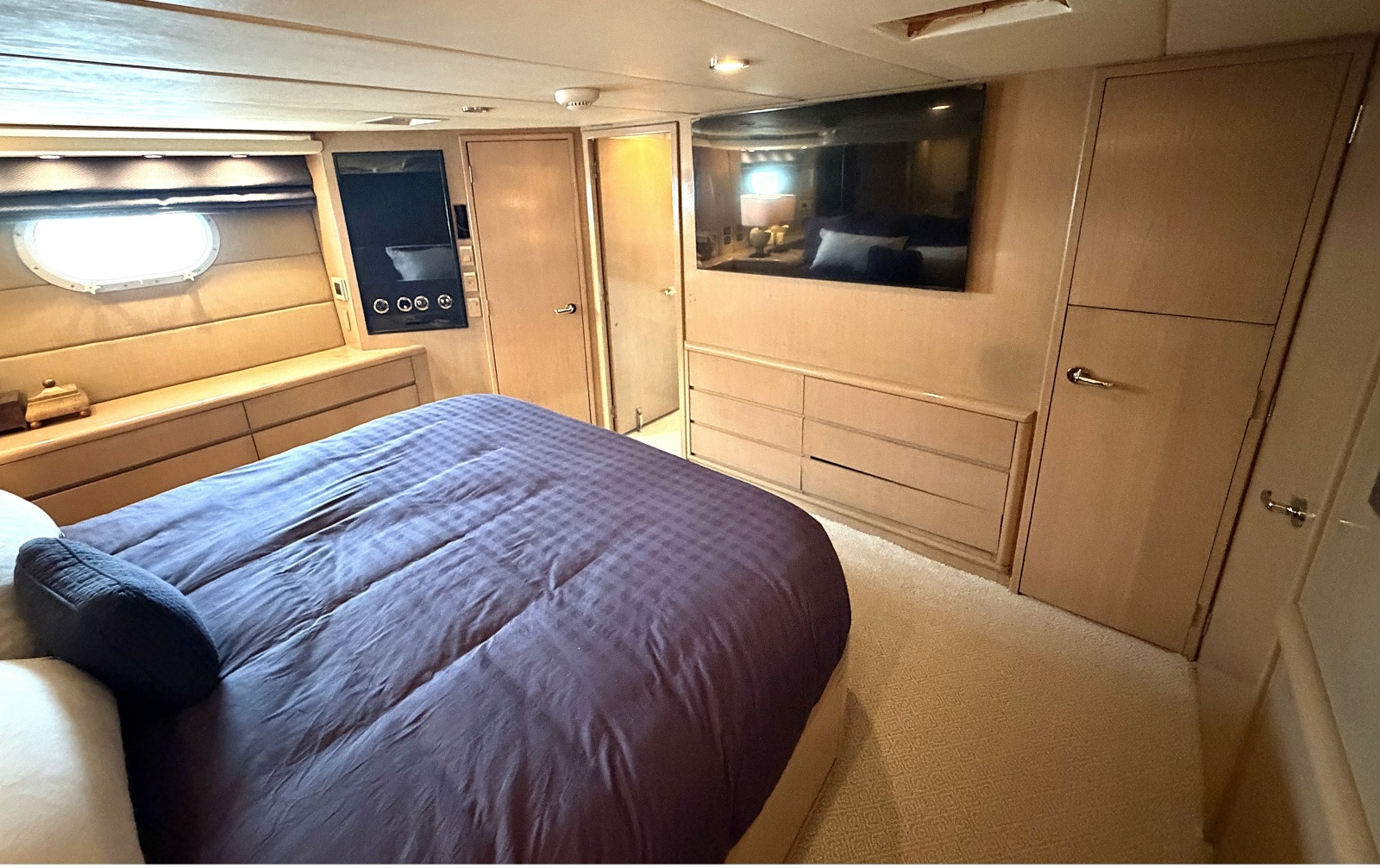 011 Lower Deck Master Stateroom
