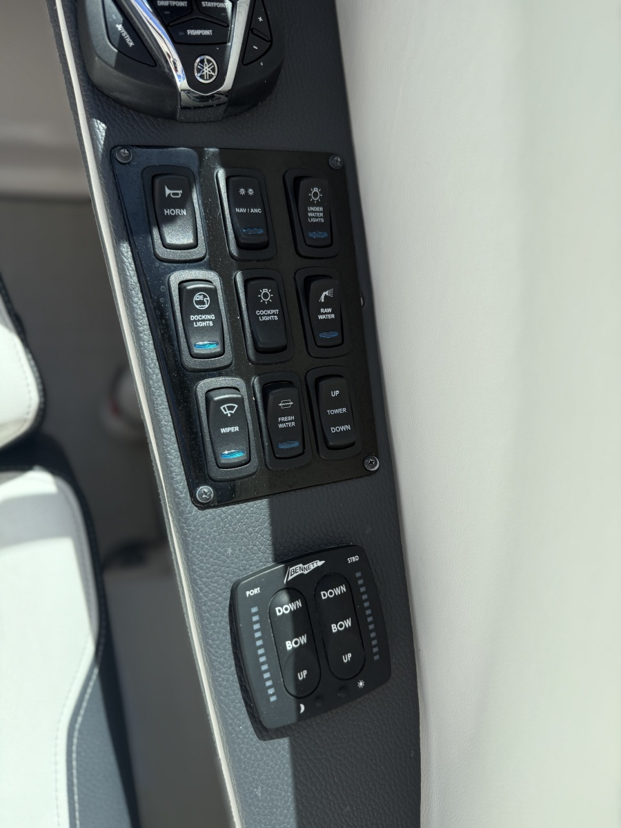 2022 Regal 33OBX