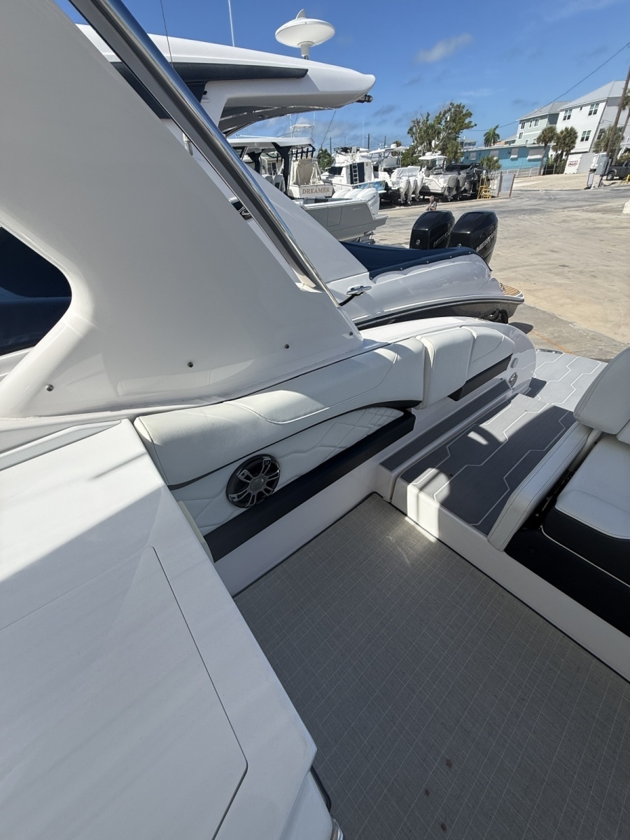 2022 Regal 33OBX