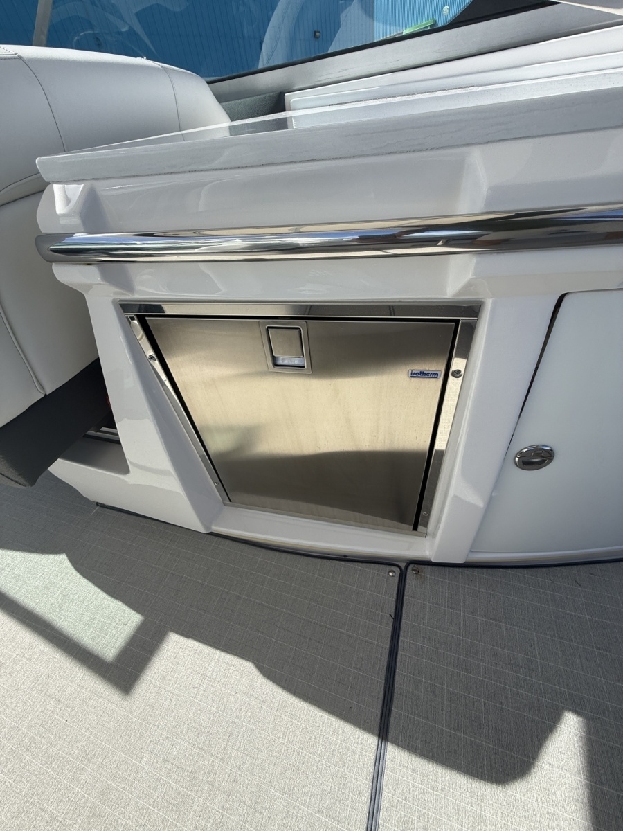 2022 Regal 33OBX