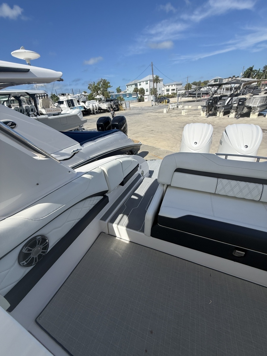2022 Regal 33OBX