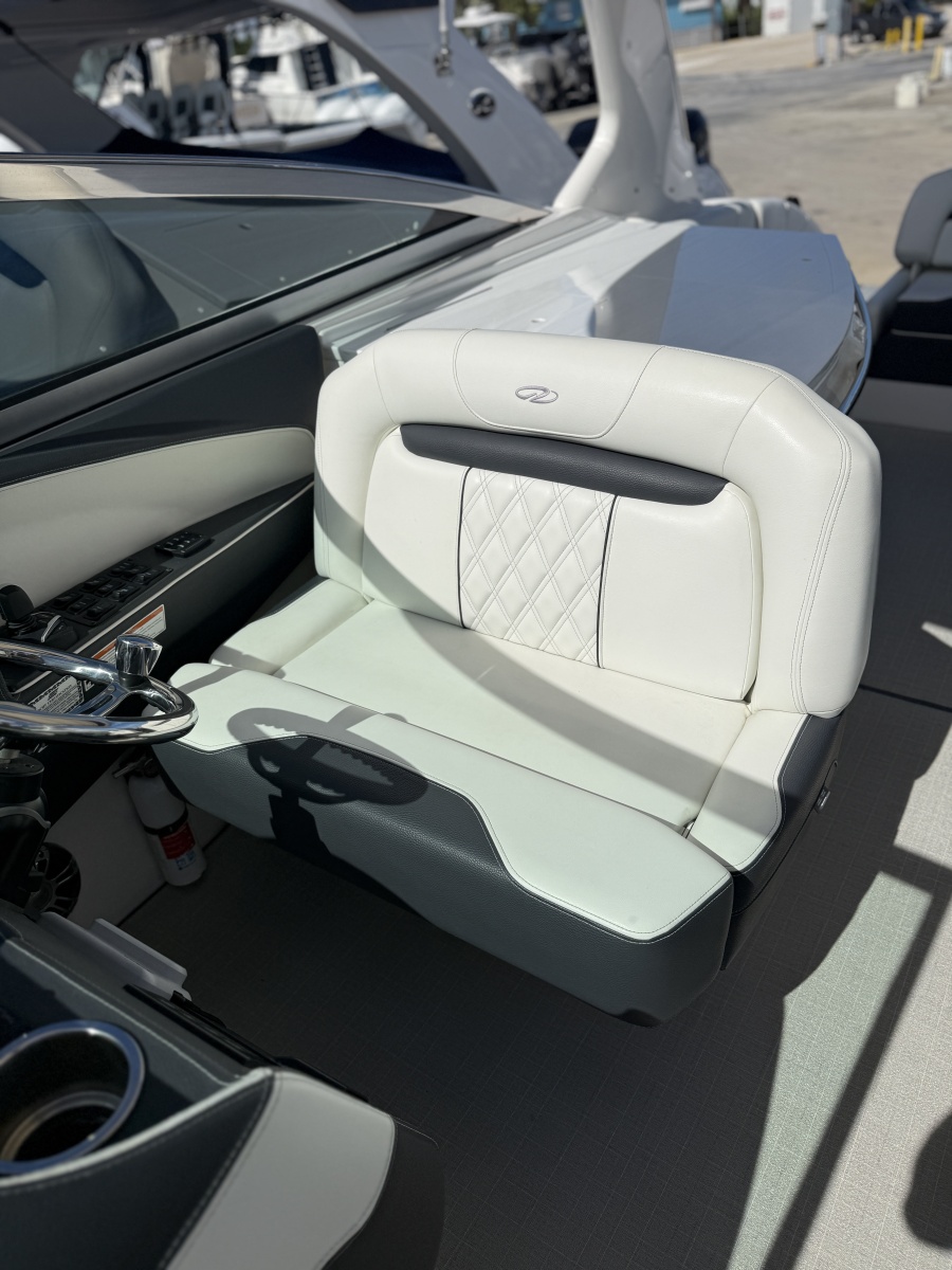 2022 Regal 33OBX