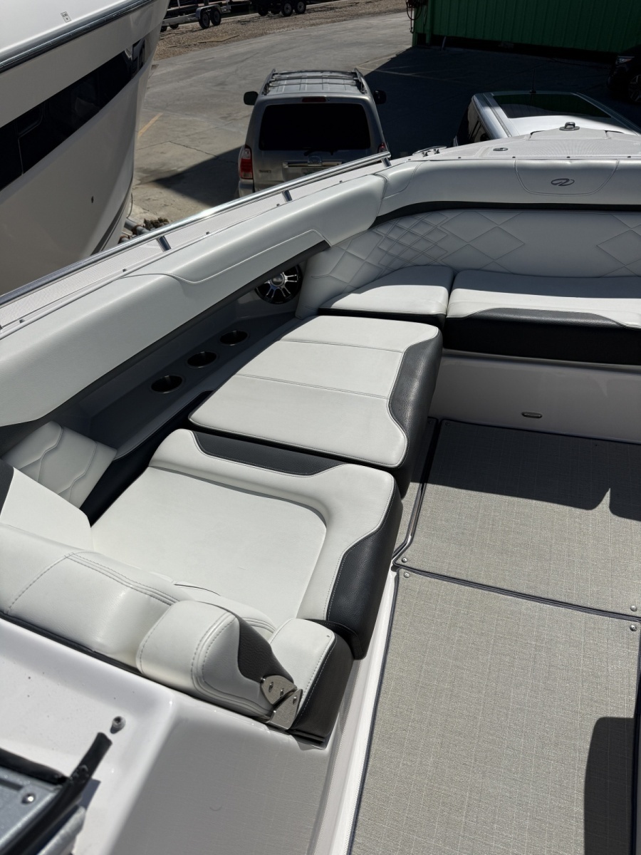 2022 Regal 33OBX
